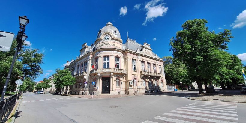РБ Любен Каравелов лято