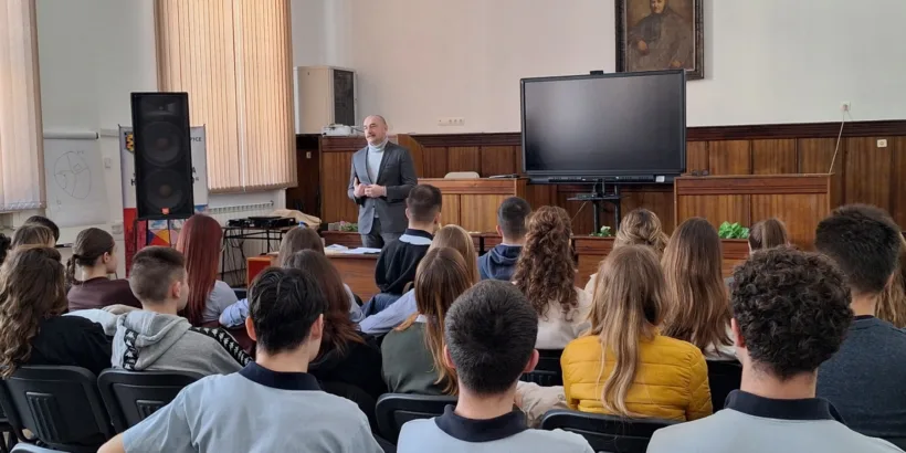 Съдия Велизар Бойчев проведе лекция-дискусия с дванадесетокласници от МГ „Баба Тонка“