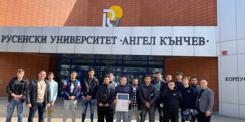 Първи студент от випуск 2026 на ПГАТ „Цанко Церковски“ се записа в Деня на отворените врати на Русенския университет