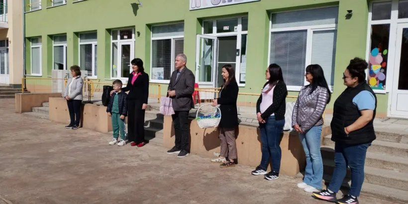 Днес децата от трета и четвърта подготвителни групи на ДГ "Пролет" - Бяла поздравиха кмета на Община Бяла Димитър Славов и представители на общинската администрация с топло и вълнуващо изпълнение по повод настъпващите Светли Великденски празници