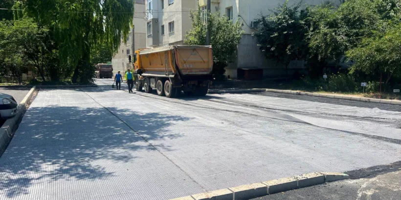 Продължава обновяването на междублоковите пространства в кварталите "Дечебал" и "Дачия"