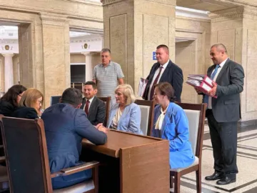 Народният представител от 19-и МИР - Русе Атидже Алиева - Вели участва в регистрацията на ПП ДПС за изборите за президент и вицепрезидент