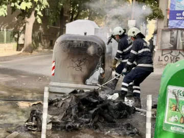 Пожар в контейнер за битови отпадъци възникна на ъгъла на улиците „Духовно възраждане“ и „Църковна независимост“ в Русе