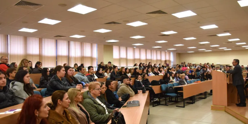 Днес в Русенския университет пред студенти и преподаватели беше представен документалният филм „Цвете в бурята“