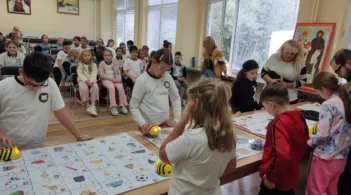 Роботите Bee-Bot на библиотеката гостуваха на второкласници от СУ „Възраждане“