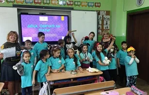 Всички първокласници от ОУ „Олимпи Панов" се включиха в проект „Деца, обичате ли театър" на фондация „Етническа хармония"
