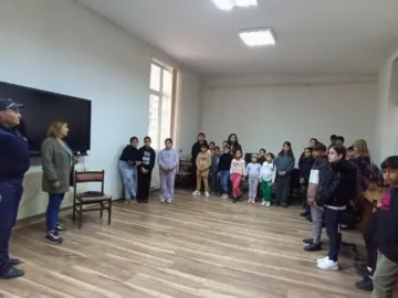 Когато опасността се крие зад екрана - Служители на РУ - Две могили разговаряха с ученици от ОУ „Христо Ботев“ в с. Баниска за рисковете в интернет и начините за противодействие